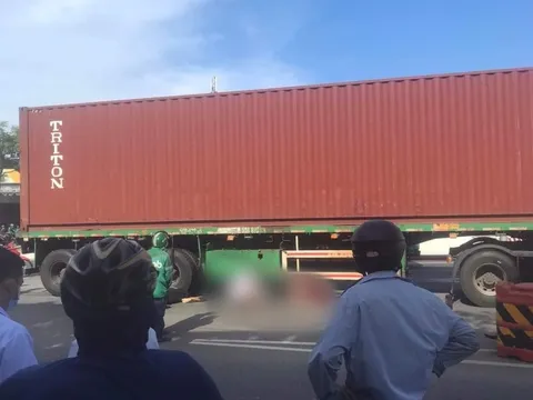 Vợ chồng chết thảm dưới bánh xe đầu kéo