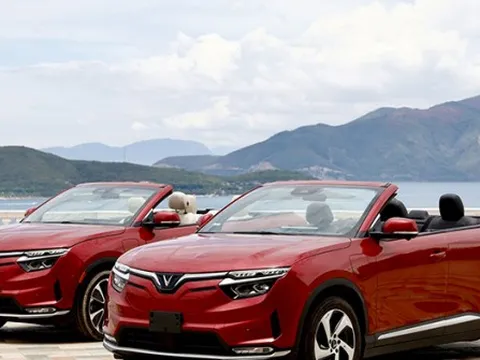 VinFast VF 8 "lạ" xuất hiện ở nhà máy: Không mui, dân mạng nói không điều hòa vẫn mát