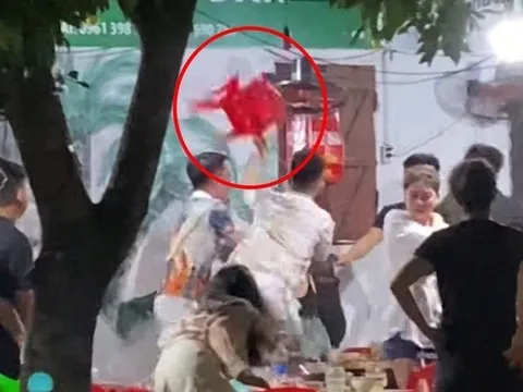 Xôn xao clip cô gái trẻ bị người đàn ông cầm ghế đánh liên tiếp vào người