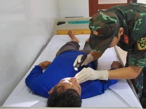 Cấp cứu kịp thời cho ngư dân Bình Định bị tai nạn lao động trên biển