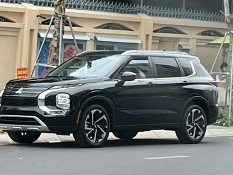 Mitsubishi Outlander 2023 lăn bánh trên phố Hà Nội: Không phải chính hãng nhưng dễ khiến nhiều người thèm muốn vì khác hẳn xe đang bán trên thị trường