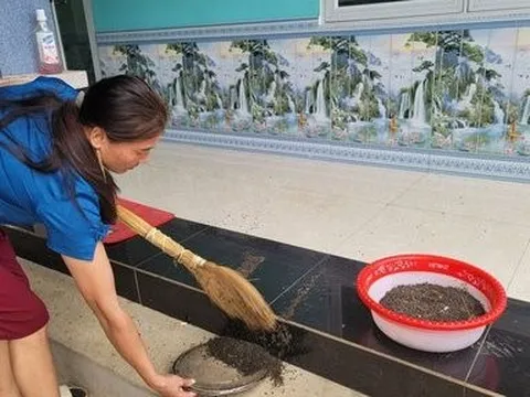 Hàng triệu con ruồi đen đặc “tấn công”, dân diệt hàng chục kg 1 ngày