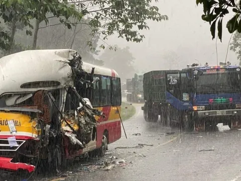 Xe buýt biến dạng sau đối đầu với xe container trong mưa dông