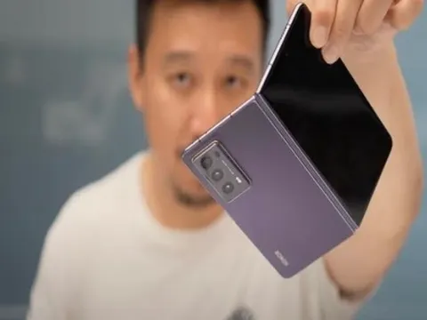 Mẫu điện thoại gập được gọi là "kiệt tác thiết kế", vượt mặt iPhone ở thị trường tỷ dân: Cháy hàng trước cả khi bán chính thức