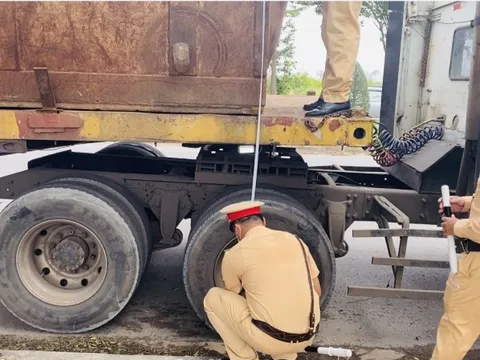 Công an mời chủ xe đầu kéo và tài xế đến làm rõ sau phản ánh của Báo Người Lao Động