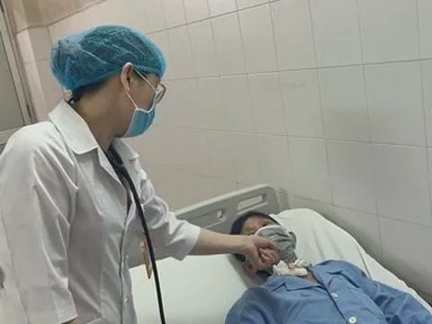 Nội soi cấp cứu lấy dị vật khăn giấy trong phế quản bệnh nhân ung thư