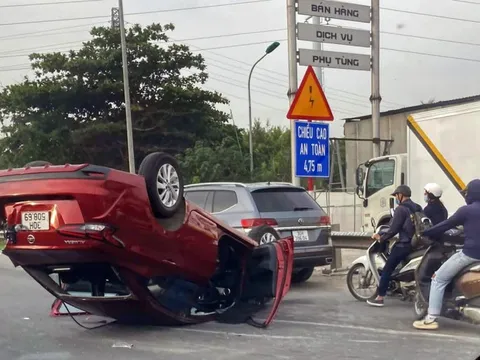 Đằng sau những bức ảnh TNGT: Nissan Almera lật ngửa giữa đường với cú đâm phía sau