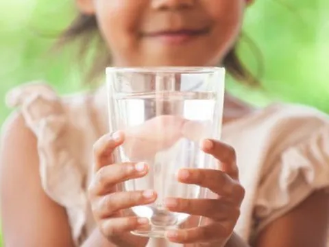 Có phải trẻ hay bị viêm họng là do uống nước lạnh, bác sĩ tiết lộ sự thật