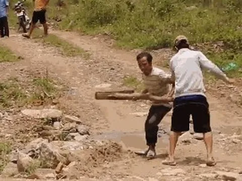 VIDEO: Hung hăng đuổi đánh phóng viên tại "thủ phủ" vàng Phước Sơn