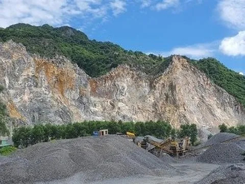 Một công nhân mỏ đá rơi từ độ cao 30m xuống đất tử vong