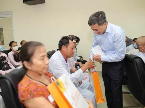 Thứ trưởng Bộ Y tế xúc động trước sự nhiệt huyết của bác sĩ trẻ ở Huế