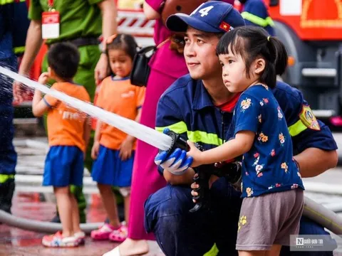 Học sinh Thủ đô thích thú tham gia chữa cháy