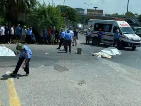 Bị cuốn vào gầm xe tải, người phụ nữ và 2 trẻ em đi xe máy tử vong