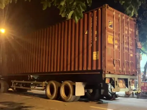 Sau âm thanh lớn, 1 người nằm chết cạnh xe container ở TP HCM