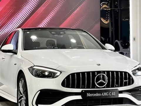 Ảnh thực tế Merccedes-AMG C 43 lắp ráp giá 2,96 tỷ vừa về đại lý: Nhiều chi tiết khác bản thường, mạnh hơn Porsche 911