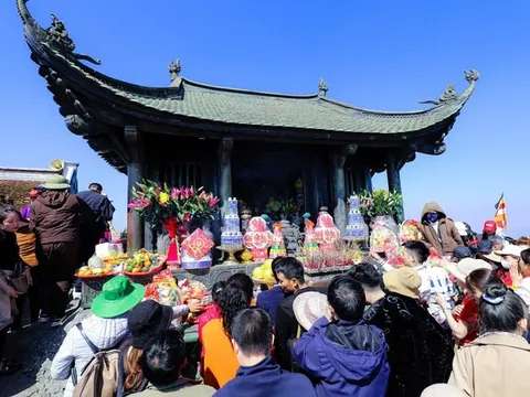 Băn khoăn về tính khách quan tiền công đức tại Yên Tử