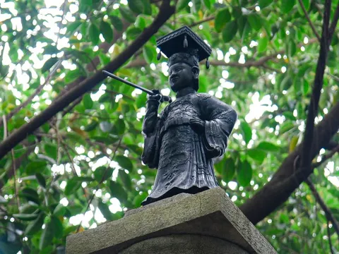 Chiêm ngưỡng bức tượng đồng vua Lê hơn trăm năm tuổi bên hồ Gươm