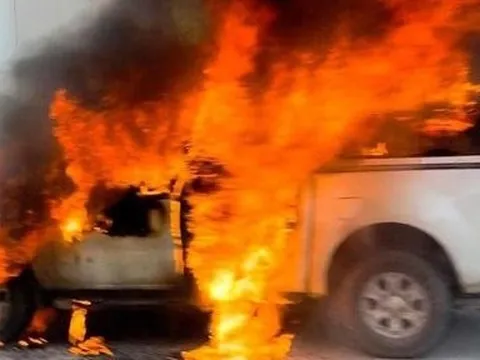 Ô tô chở 3 người bốc cháy ngùn ngụt trên cao tốc Hà Nội – Hải Phòng