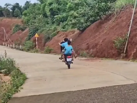 CSGT xử lý thiếu niên 14 tuổi bốc đầu xe máy, nẹt pô khi chở theo em nhỏ