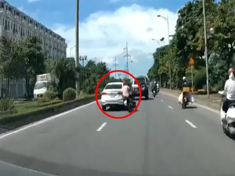 CLIP: Tài xế ôtô nghi chèn ép khiến người đi xe máy ngã ra đường
