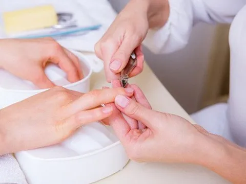 'Lây nhiễm HIV khi đi làm móng' hay 'kim tiêm ở rạp chiếu phim': Nên hiểu thế nào cho đúng?