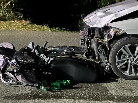 Ô tô biển số Lào tông 5 người thương vong