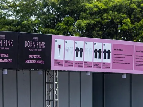 Giá đồ lưu niệm, phụ kiện cổ vũ BLACKPINK tại Hà Nội: Áo phông 1 triệu, gậy phát sáng 1,3 triệu
