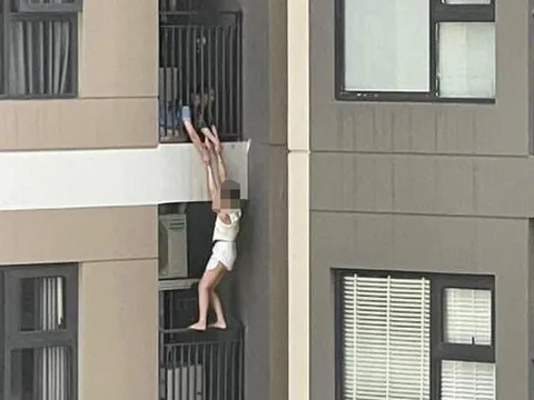 Thót tim hình ảnh cô gái trèo qua lan can, nhảy từ tầng cao chung cư