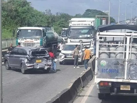 TP HCM: 4 ôtô bị xe bồn tông liên hoàn trên cầu Phú Mỹ