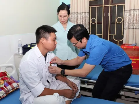 Thượng sĩ công an lao vào đám cháy cứu 6 người mắc kẹt