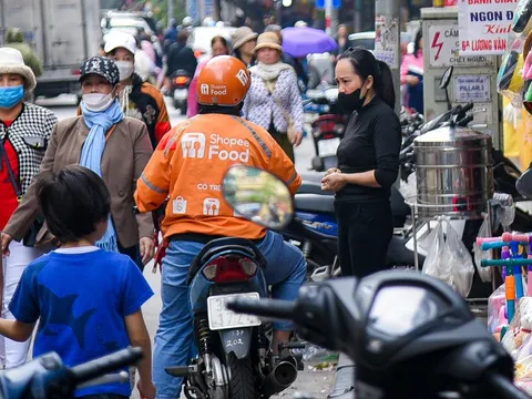 Sau nhiều lần cân nhắc, TP HCM chính thức thu phí sử dụng lòng đường, vỉa hè