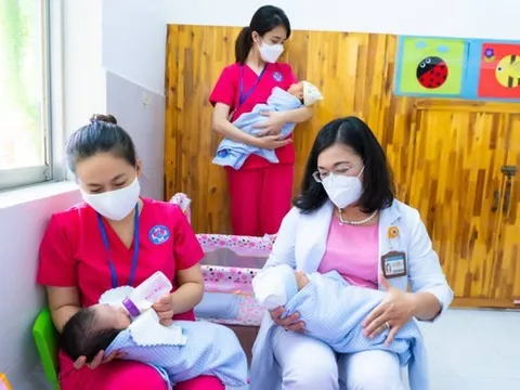 Khám sức khỏe miễn phí cho em bé chào đời trong tâm dịch COVID-19