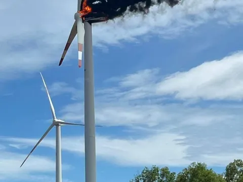 Tua-bin điện gió hàng chục tỉ đồng bốc cháy dữ dội ở Bình Thuận