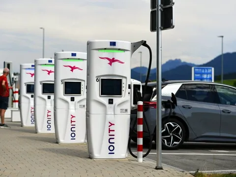 Ai rồi cũng sẽ đi xe điện thôi – châu Âu vừa chốt phương án mở trạm sạc nhanh mỗi 60 km trên mọi tuyến đường huyết mạch trong 2 năm tới