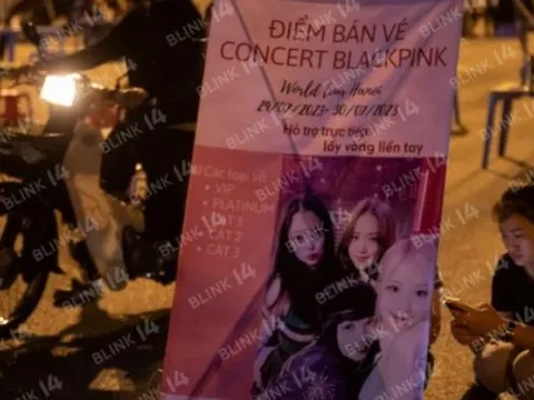 Hàng trăm người "ôm vé" BLACKPINK vây kín SVĐ Mỹ Đình để "bán tống bán tháo": chấp nhận pass lỗ, có cả vòng tay nhưng vẫn ít người mua!