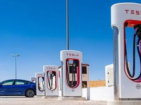 Lo sợ một ngày hệ thống trạm sạc Tesla thống trị nước Mỹ, 7 nhà sản xuất ô tô liền lập liên doanh cung cấp dịch vụ sạc xe điện - liệu VinFast có gia nhập?