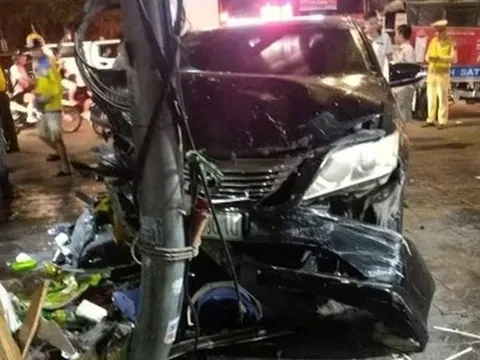 Xế hộp Camry bất ngờ lao lên vỉa hè tông nhiều người ngồi uống nước