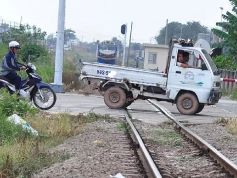 Kinh nghiệm lái ô tô qua đường sắt đảm bảo an toàn tài xế nên biết