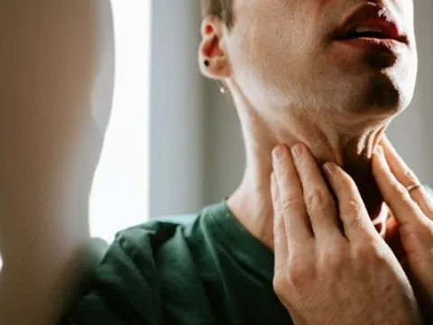 Gọi cấp cứu vì bị nghẹt thở, phát hiện “thủ phạm” đáng sợ trong cổ họng