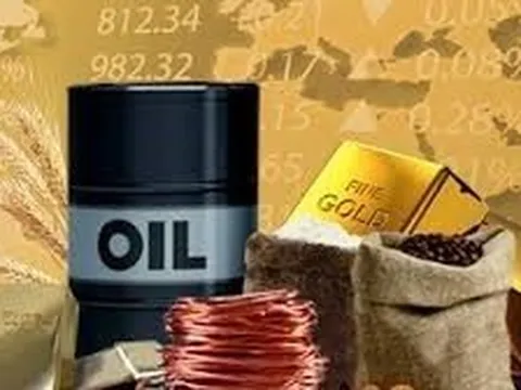 Thị trường ngày 28/7: Giá dầu vượt ngưỡng 84 USD/thùng, vàng thấp nhất hai tuần, cao su thấp nhất hai năm