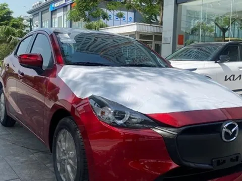 Mazda2 2024 ồ ạt về đại lý trước ngày ra mắt: Mặt kín kiểu xe điện, giá dự kiến từ 429 triệu, rẻ hơn Morning, i10 bản full