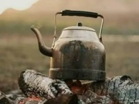 Chị chồng đổ nước sôi vào người em dâu mang bầu và cháu nhỏ 4 tuổi