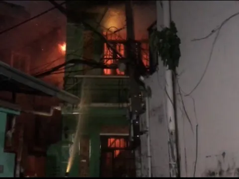 Khống chế ngọn lửa tại căn nhà 2 tầng nằm sâu trong hẻm ở quận Gò Vấp