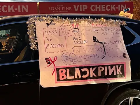 SVĐ Mỹ Đình tối “30 Tết”: Giá vé concert BlackPink giảm sập sàn, người bán chấp nhận lỗ hơn 50%, tặng kèm quà nhưng vẫn đỏ mắt tìm khách