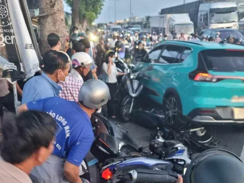 Taxi bất ngờ chuyển làn, tông 9 xe máy chờ đèn đỏ