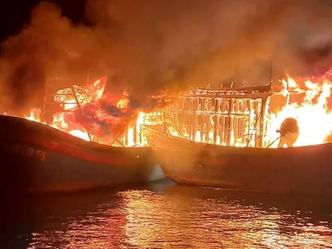 CLIP: Lửa bao trùm khu vực cảng, nhiều tàu lớn bị thiêu rụi