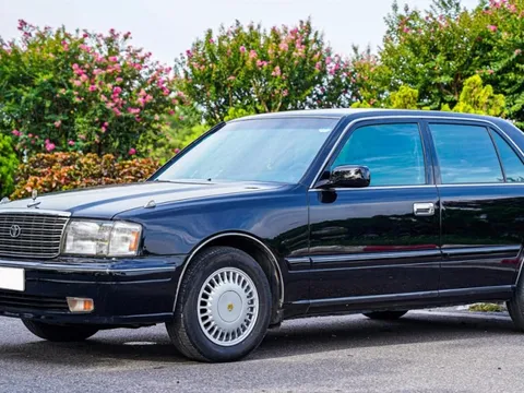 Cán mốc 26 tuổi, 'huyền thoại một thời' Toyota Crown vẫn được rao bán 910 triệu, ngang tiền mua Mazda6 bản 'full'