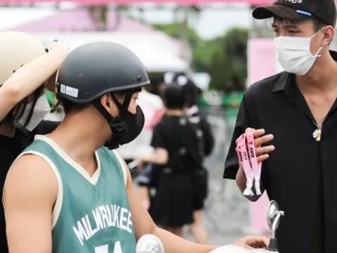 Phe vé BLACKPINK: Tăng 4 triệu đồng/cặp, đội mưa nắng suốt 3 ngày mong kiếm lời