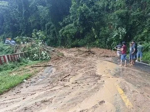 Bình Thuận: Sạt lở, đất đá đổ xuống, chắn ngang đường đèo Đa Mi