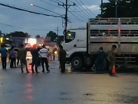 Bình Dương: Xe tải va chạm xe máy, 2 công nhân tử vong tại chỗ